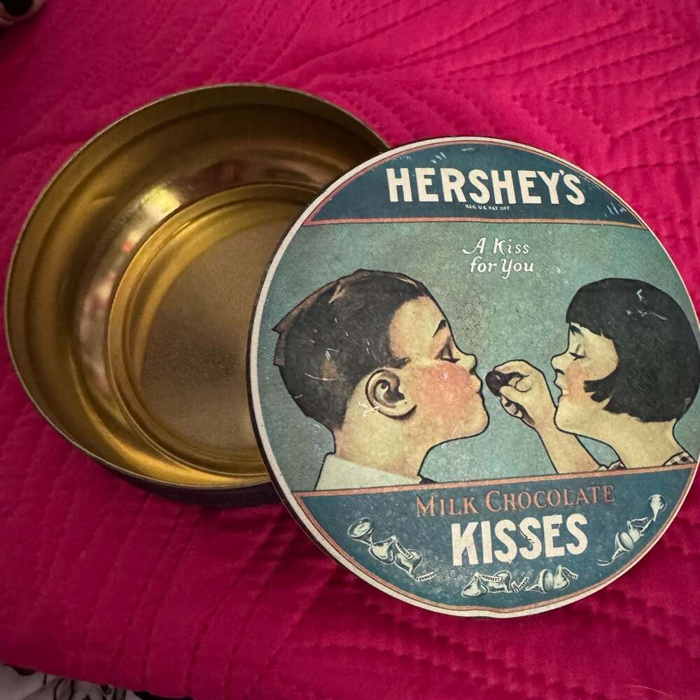 Vintage 1982 Hershey's Milk Chocolate Kisses 'A Kiss for You' Round Metal Tin